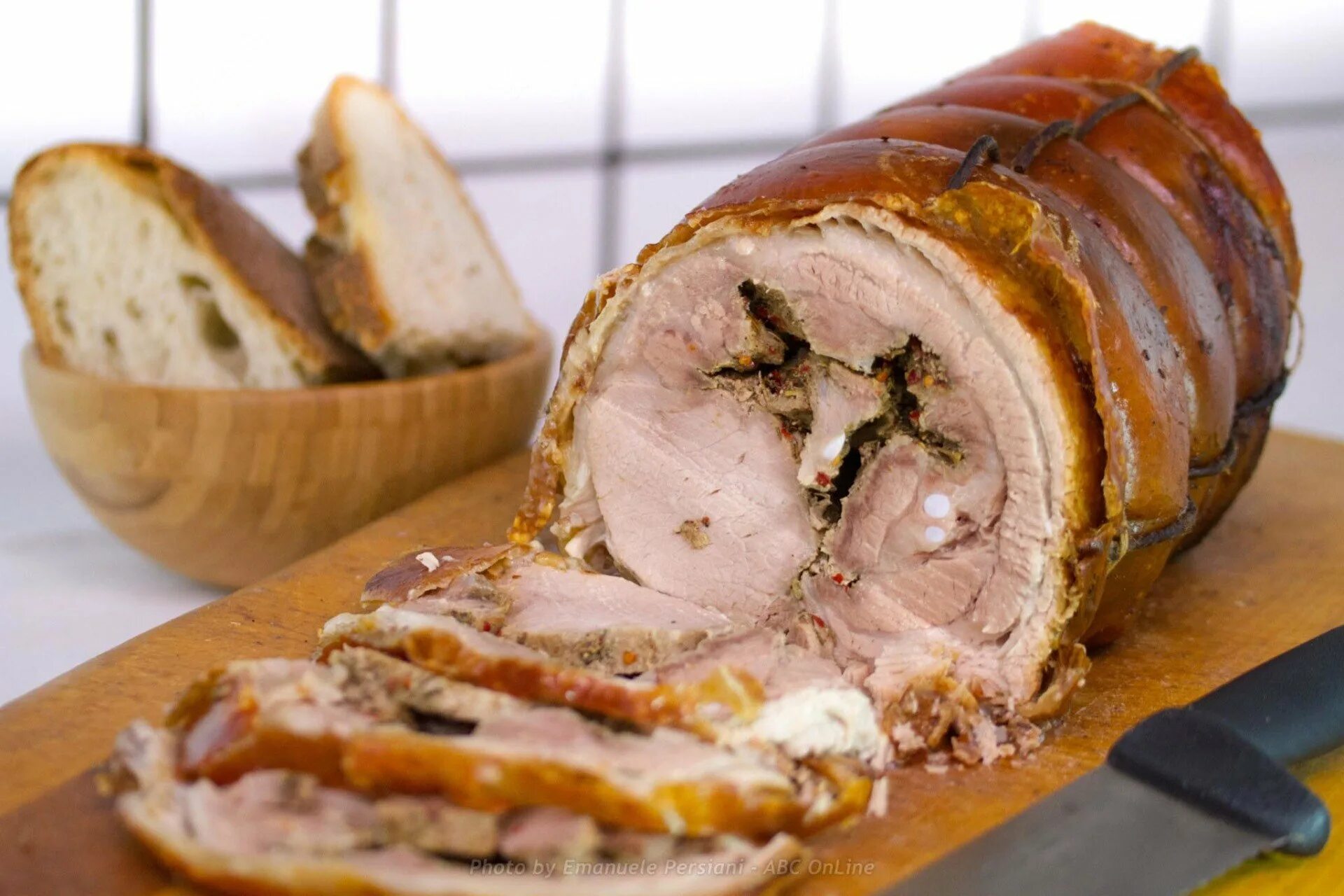 Вкуснейший свиной рулет. Поркетта (Porchetta). Поркетта Италия. Мясной итальянский рулет поркетта. Поркетта свиная.