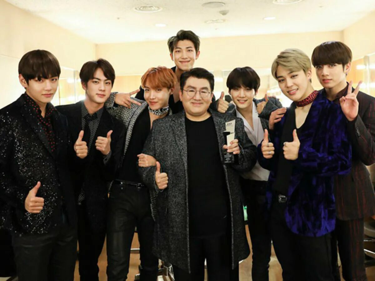 Бантан бтс. Биг хит бтс здание. Группа бтс вместе. Группа бтс 2023. Продюсер bts бан ши хёк.