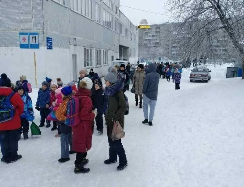 Угрозы школам новосибирска. Минирование школ в Кызыле. Школа 196 Новосибирск. Минирование школ в Богородском городской Думы. Эвакуация 141 школа Новосибирск.