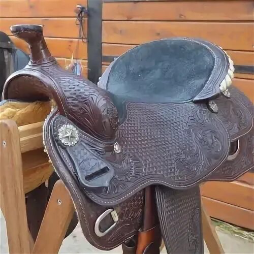 Ездоки в седлах