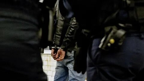24 часа в наручниках