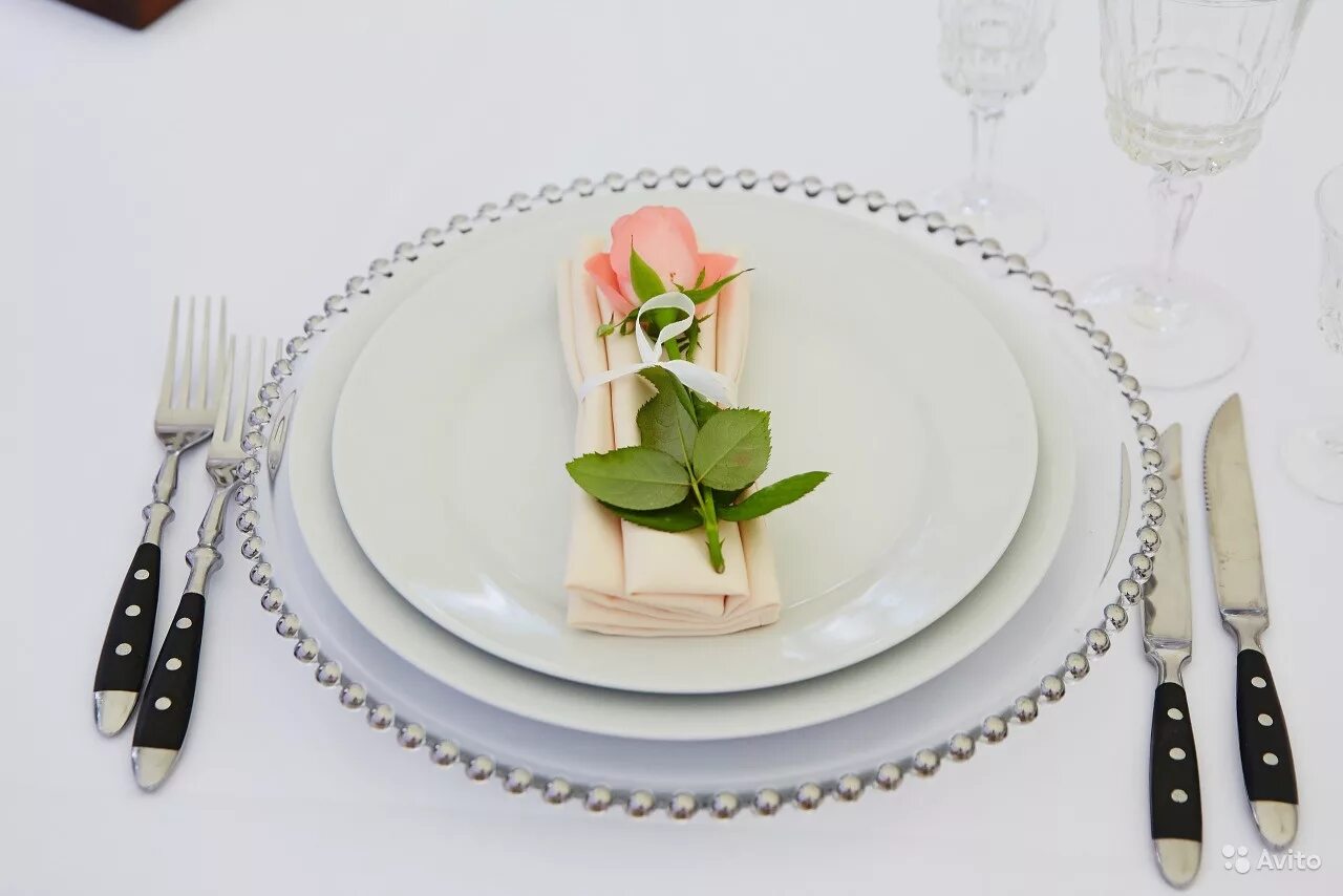 Сервировать тарелку. Красивая сервировка стола. Сервировать тарелку. Тарелки для сервировки стола. Салфетка на тарелке.