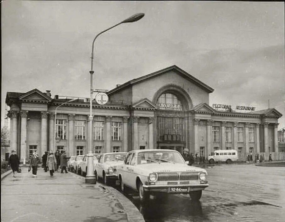 Старый таксопарк Ленинград. Советское такси Ленинграда. Стоянка такси СССР. ГАЗ 24 такси СССР. Вокзал орджоникидзе