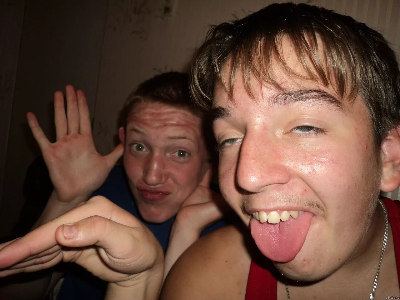 тупой мужчина. смешные придурки. придурок юмор. смешные придурки. парни угарные.