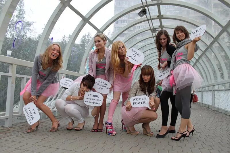 много девушек в свадебных платьях. девичник в честь развода. отмечаем развод. дресс код на девичник. прическа на девичник.