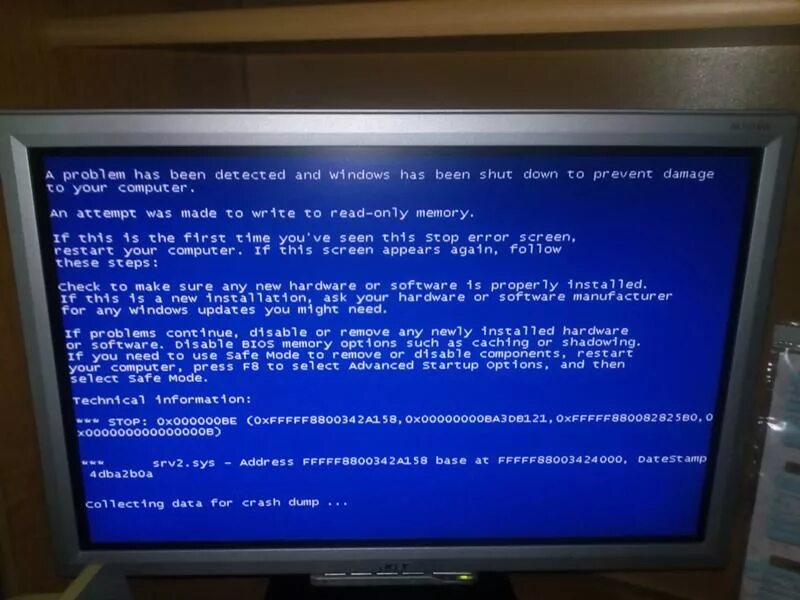 Перезагрузка после синего экрана. Синий экран и компьютер перезагружается. Компьютер перезагружается с синим экраном с надписями. Синий экран перезапуск. Экран перезагрузки на старых системах.