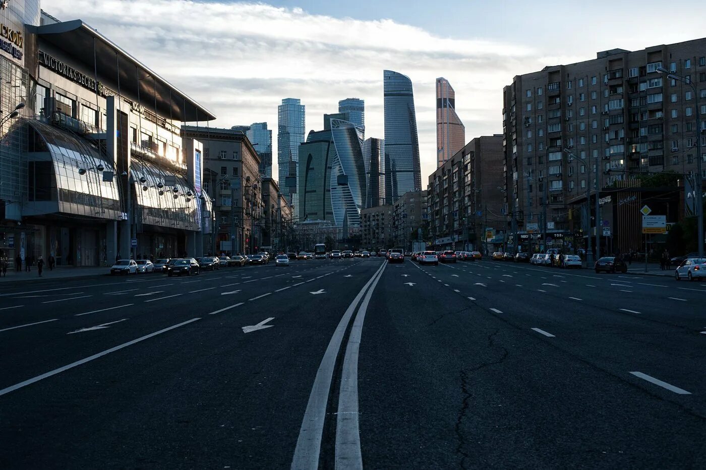 Улица большая дорога. Пустой город. Улица города. Серая улица. Современная улица.