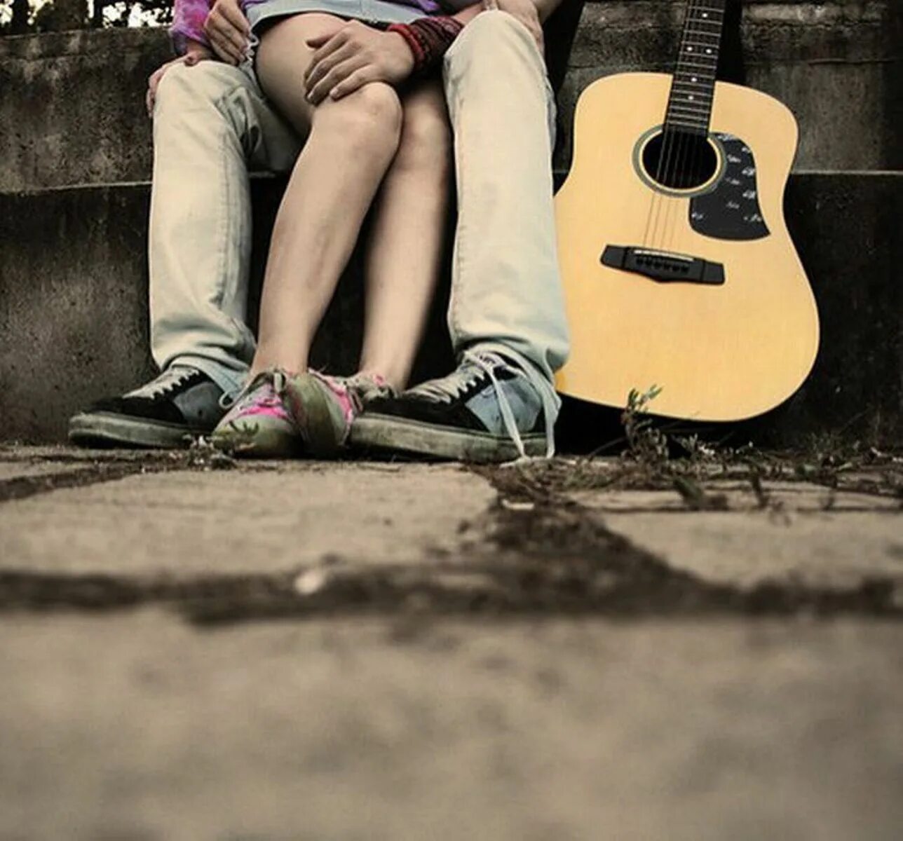 Влюбленные с гитарой. Девушка с гитарой. Мужчина с гитарой. Романтик с гитарой.