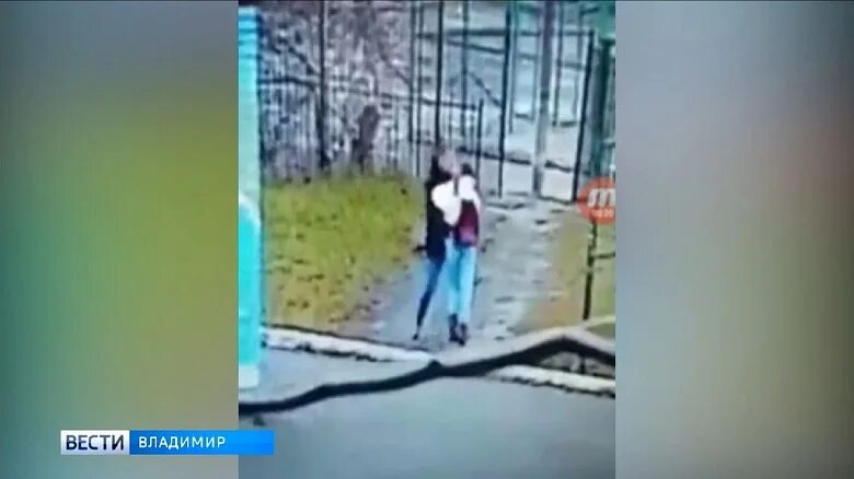 Маньяк нападает на девочку. Маньяк нападает на девочку
