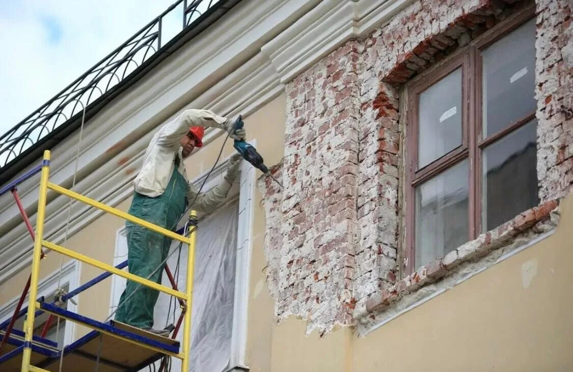 При выполнении реконструкции зданий