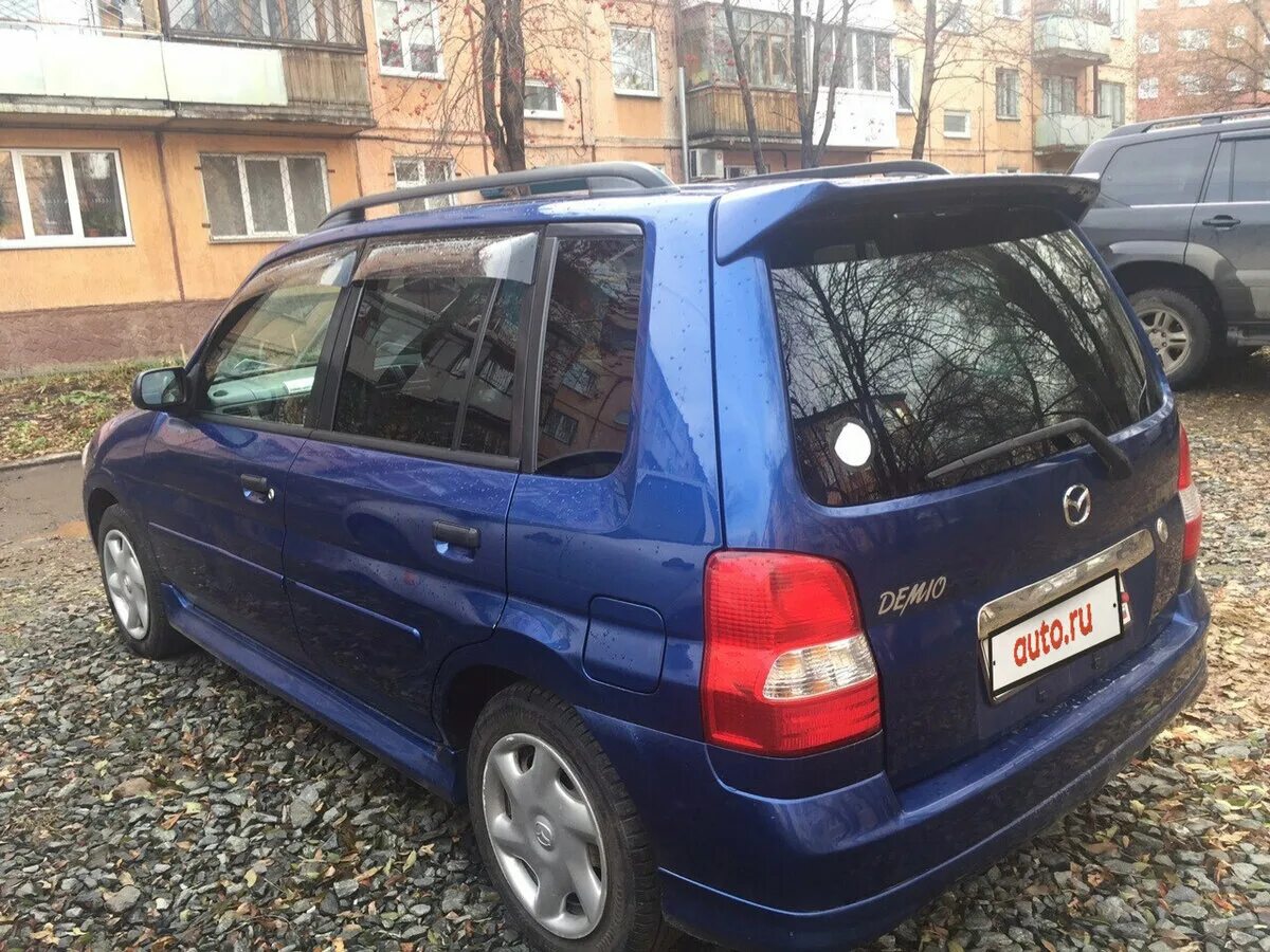 Купить мазду демио в новосибирске. Mazda Demio 2000. Голубая Мазда Демио 2000. Мазда Демио 2000 с люком. Мазда Демио в Улан.