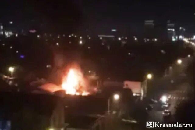 Пожар в ростове25. Ночной пожар в ростове. Пожары в новый год 2021. Пожар в сочи в новогоднюю ночь. Пожар в новогоднюю ночь.