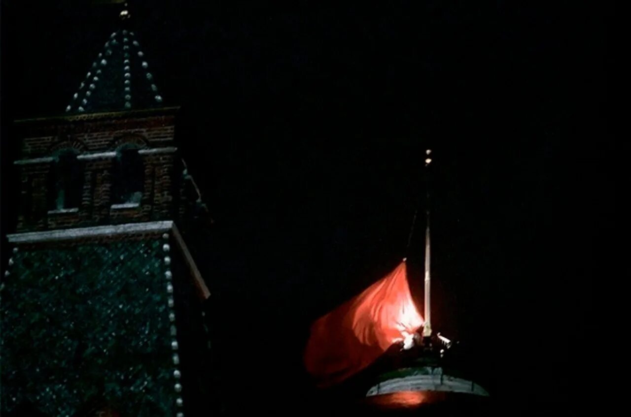 Спуск флага ссср 25 декабря. 30 сентября 1991 спуск флага. Российский флаг над кремлем. Кремль флаг спущен. Кремль флаг спущен.