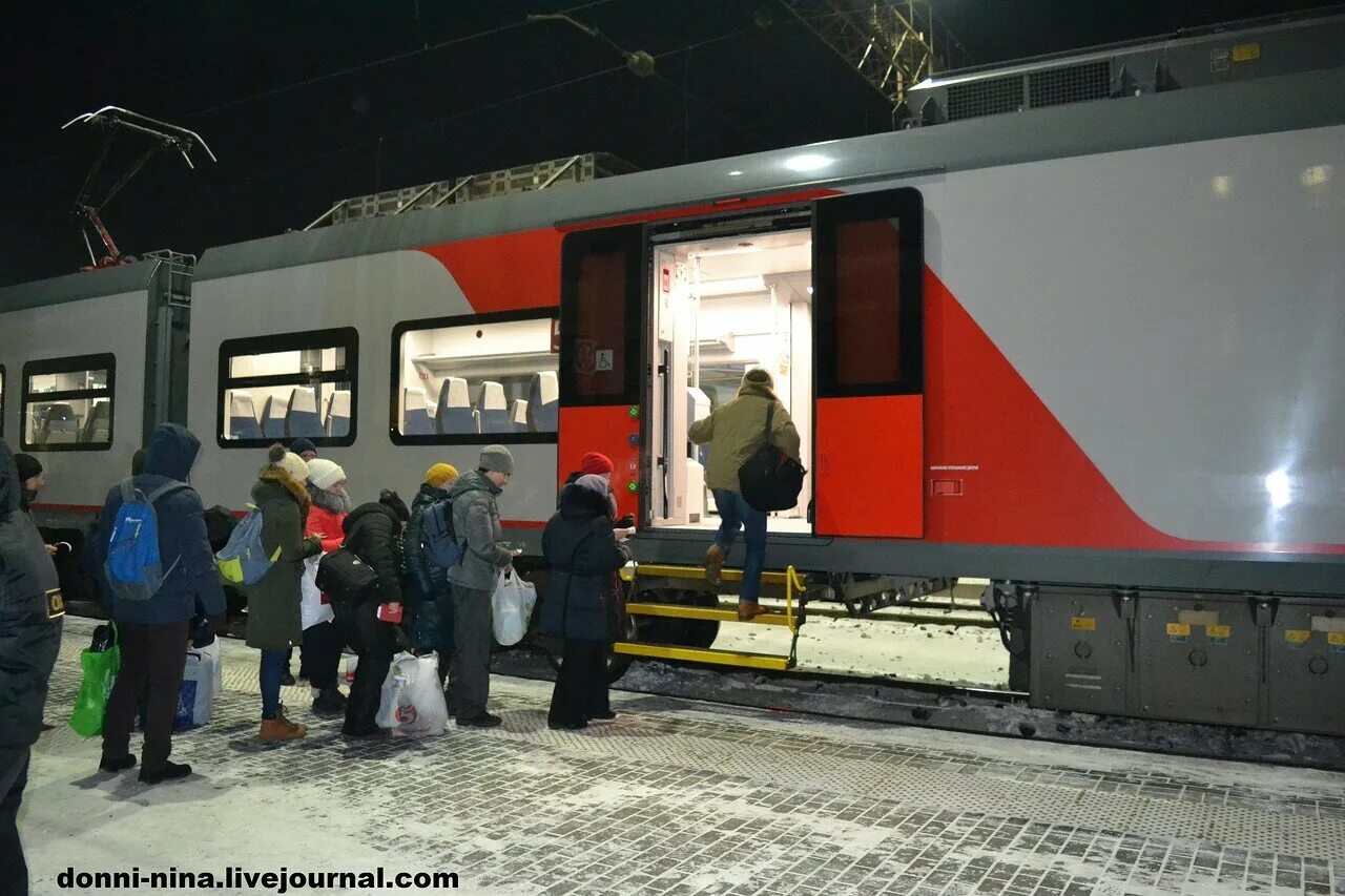 Екатеринбург верхняя ласточка. Поезд екатеринбург верхняя пышма. Поезд ласточка екатеринбург каменск уральский. Электричка ласточка екатеринбург. Ласточка пермь-екатеринбург вагоны.