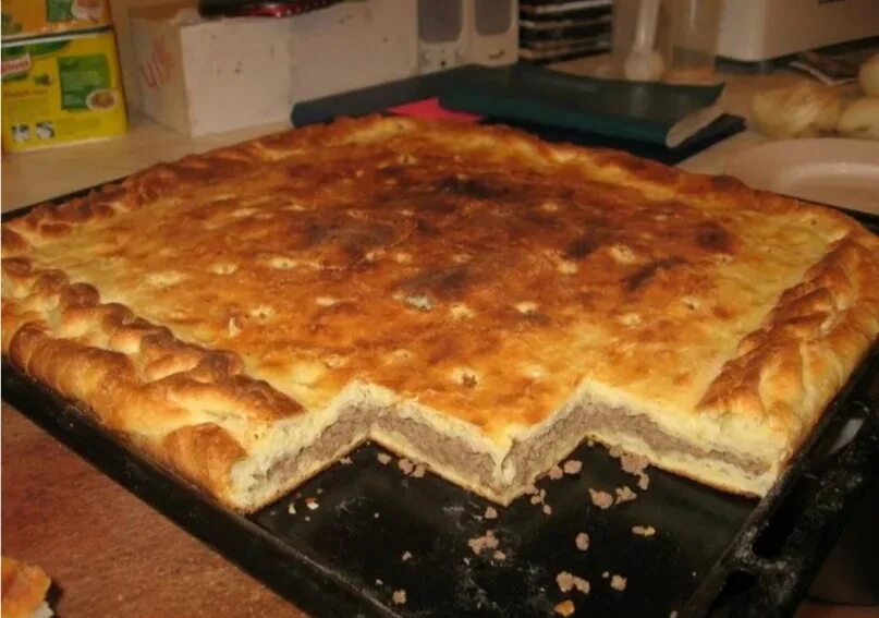 Щипанный пирог. Домашние пироги. домашний пирог с мясом. пирог на столе. пироги домашние на столе.