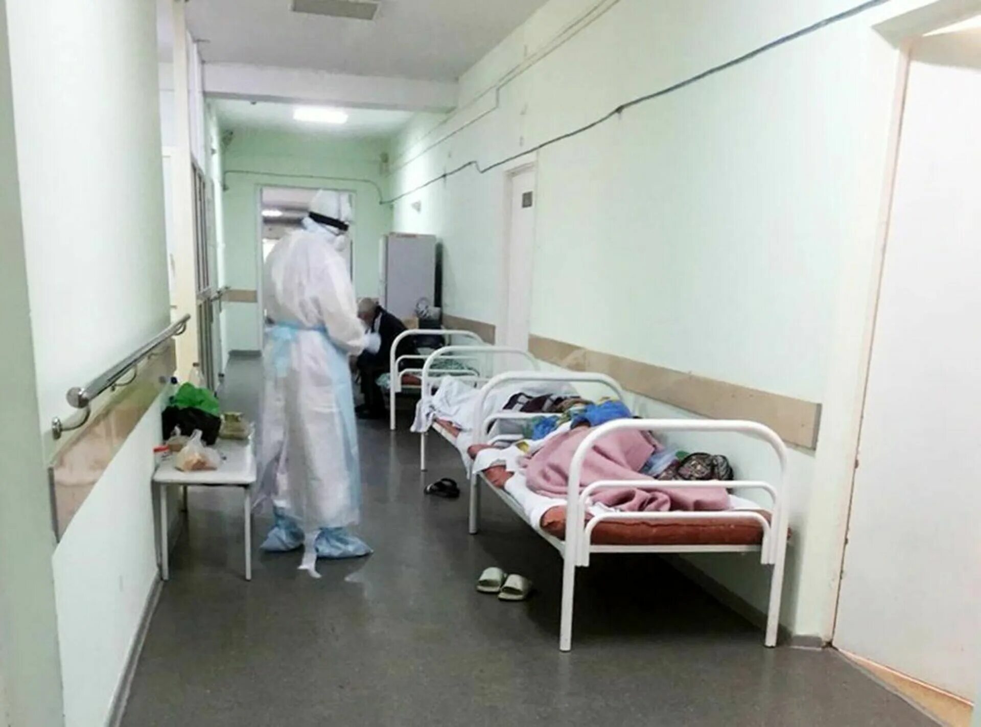 Где есть больница. Переполненные больницы. Пациент в коридоре больницы. Переполненные российские больницы.
