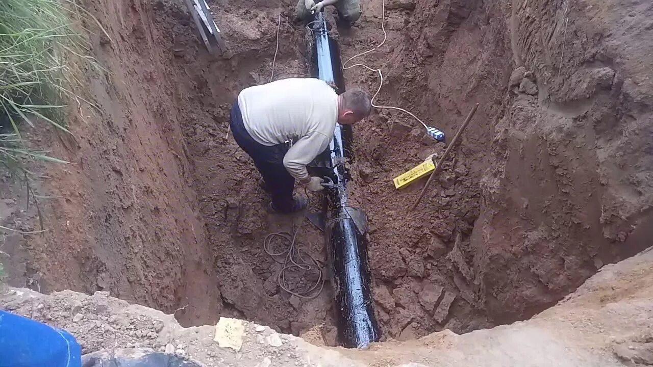 Как пробить под землей. Прокол 325 трубы. прокол грунта для водопровода. прокол под землей для водопровода. прокол грунта вручную.
