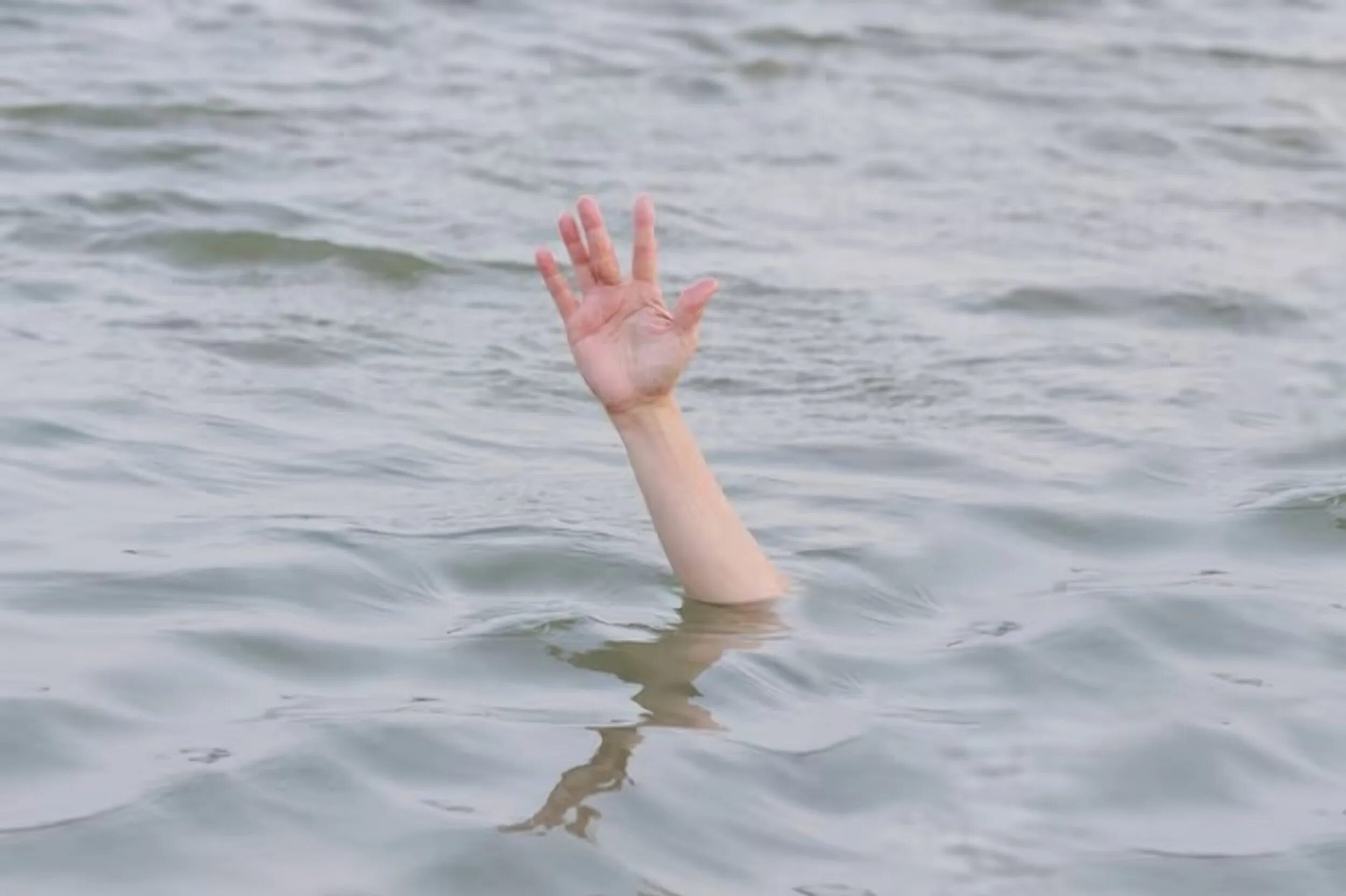 Какое тело не утонет в воде кирпич. Тонет в воде. Тонущий человек.