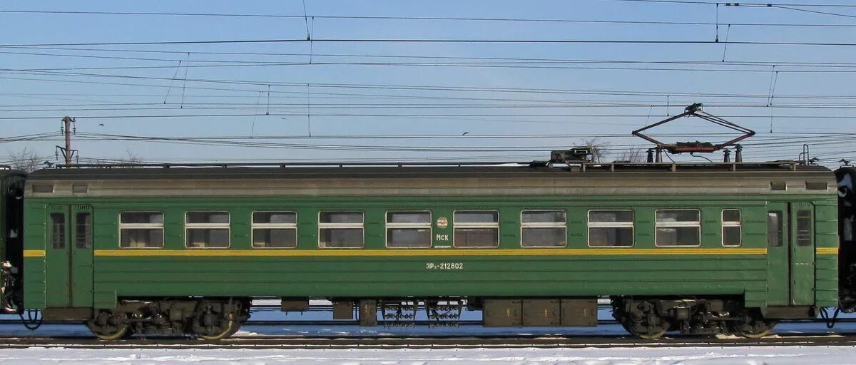 Вагон поезда 2т. Эр2 моторный вагон. Электропоезд эр2 моторный вагон. Эр2 прицепной вагон. Эр2 моторный вагон сбоку.