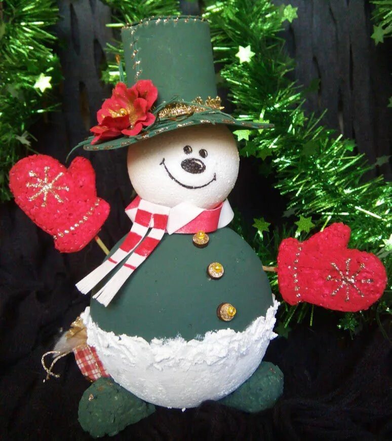 Необычный снеговик поделка. Снеговик из подручных материалов. Поделка снеговик. Оригинальный снеговик своими руками на конкурс. Поделка снеговик для детского сада.