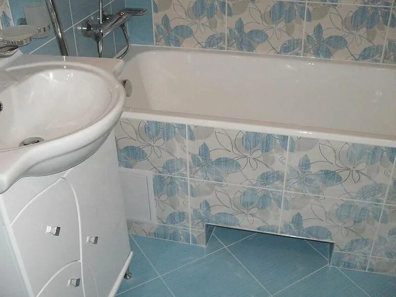 Ремонт недорого пвх. Отделка ванной комнаты пластиком. Ванная в хрущевке панелями. Ванная из пластиковых панелей. Ванна обшитая панелями.