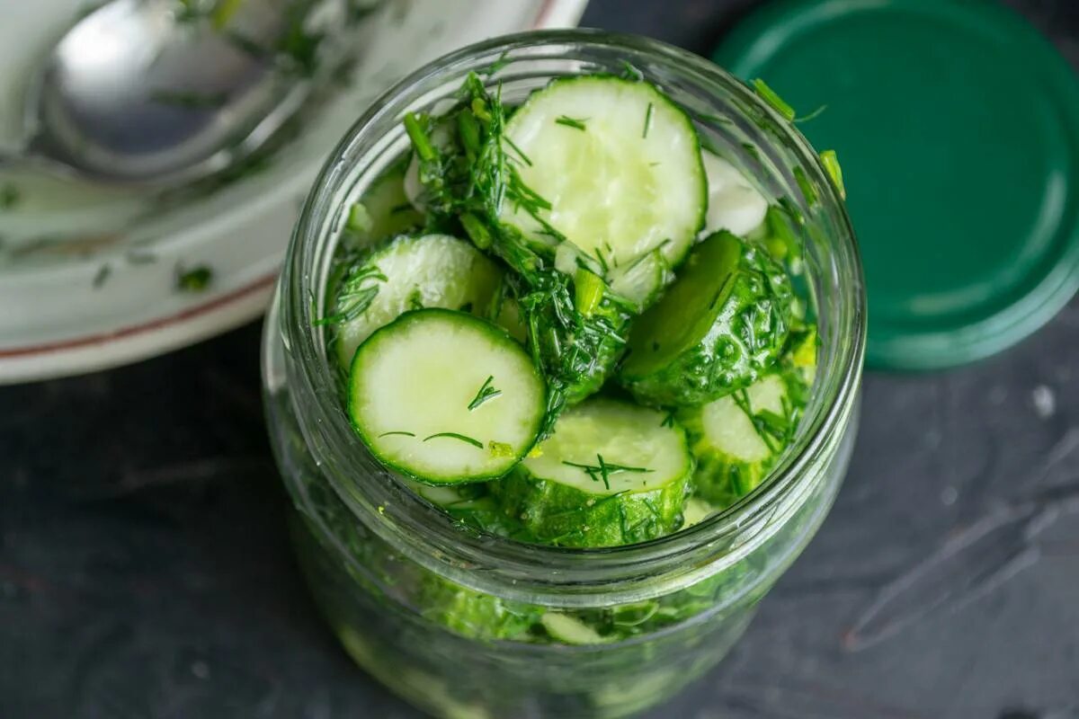 Салат огурцов вкусный на зиму. Огурцы с чесноком на зиму. Салат из огурцов в банке. Салат из огурцов с чесноком. Салат огурцы с чесноком и укропом на зиму.