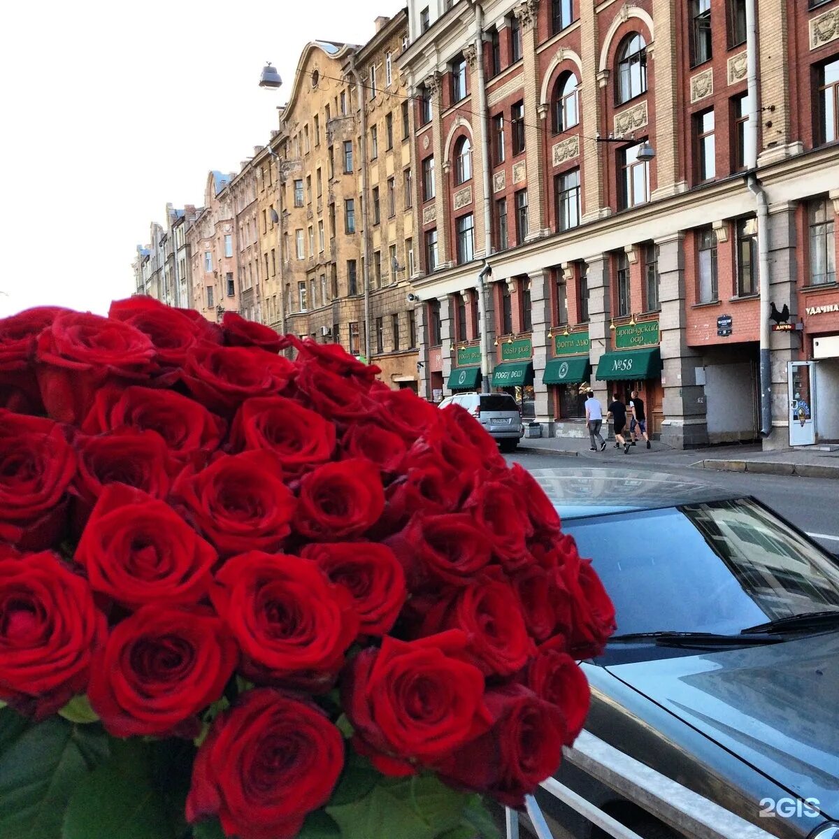 Букет цветов в Санкт-Петербурге. Букет цветов Питер. Петербург цветы. Букет цветов на фоне Питера. Цветы доставка приморская спб