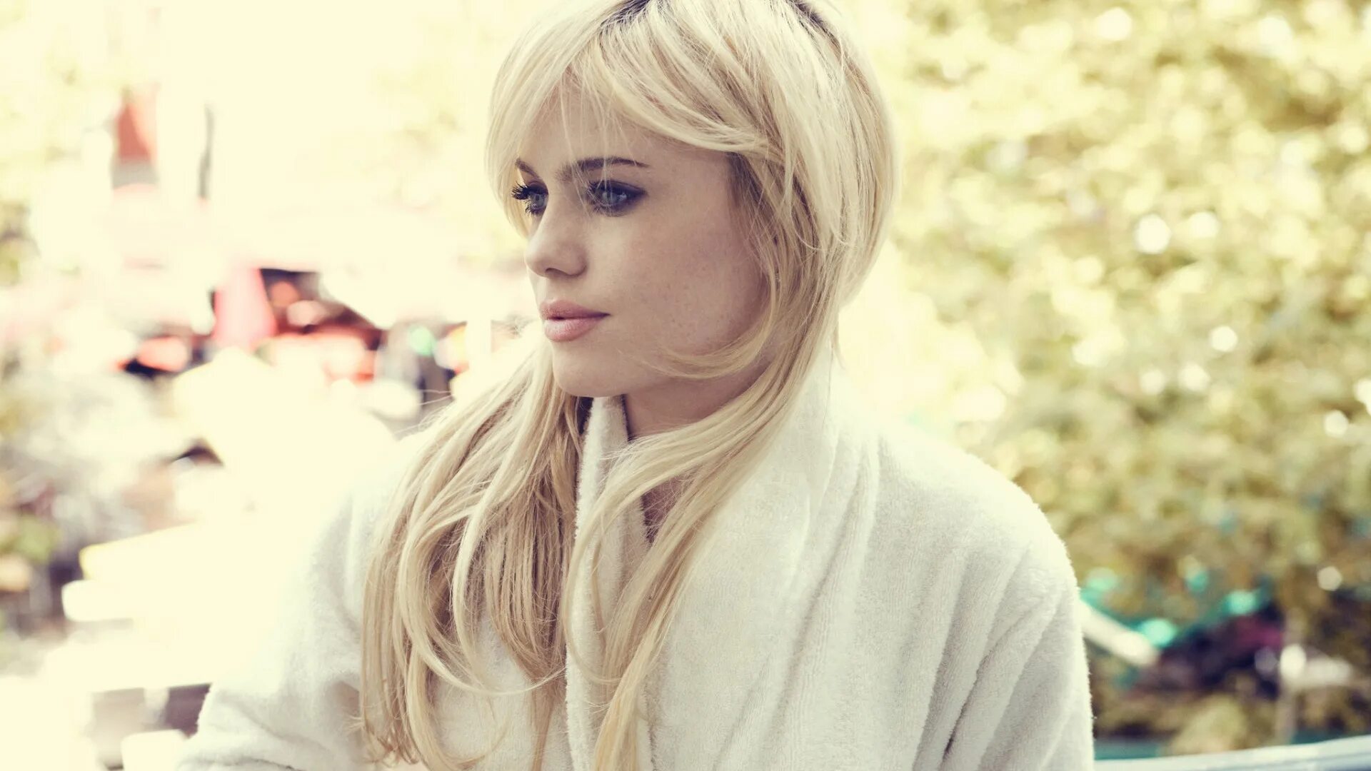 Клип где девушка блондинка. Блондинка в позе картинки. Кэндис свейнпол обои. Taylor momsen 2022. Ишмет с кем танцует девушка блондинка.