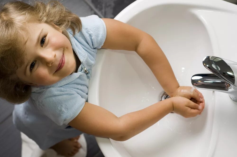 Гигиенические процедуры ребенка. Ребенок умывается. Умываемся в детском саду. Умывание ребенка. Гигиена для детей.