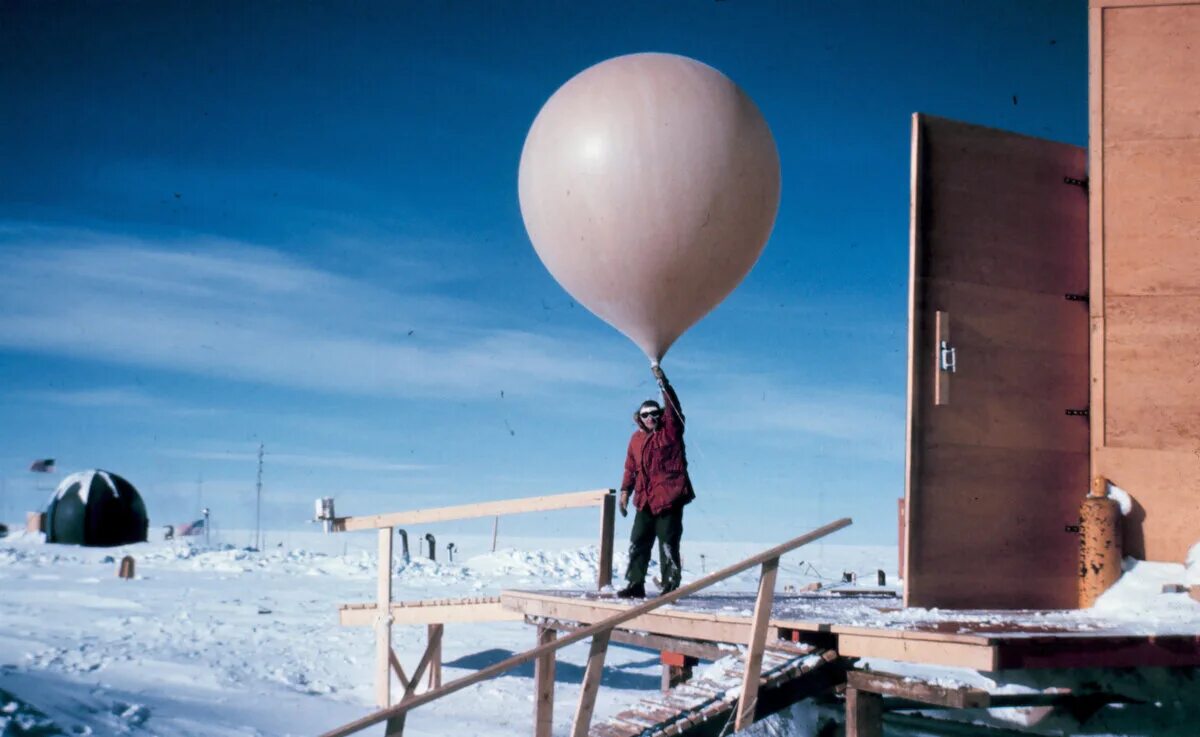 Воздушный шар состоит из оболочки гондолы. Метеозонд в стратосфере. Метеорологический воздушный шар. Радиозонды метеорологические.