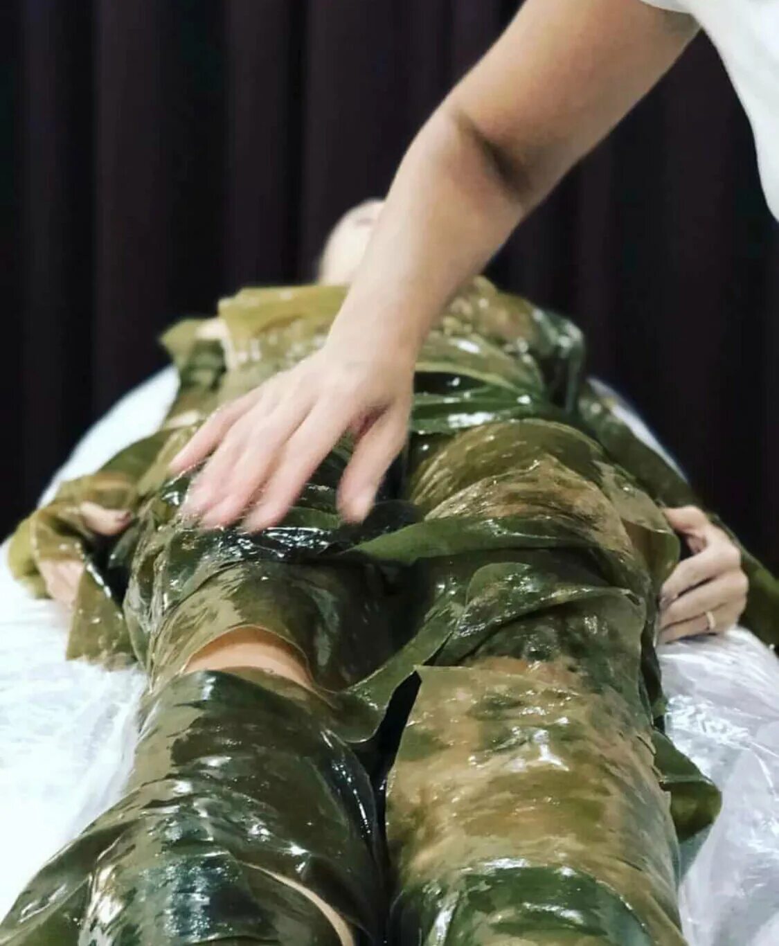 Обертывание эффект. Скраб для обертывания для похудения. Антицеллюлитное обертывание. Водорослевое обертывание ламинария листовая. Медовый массаж антицеллюлитный.