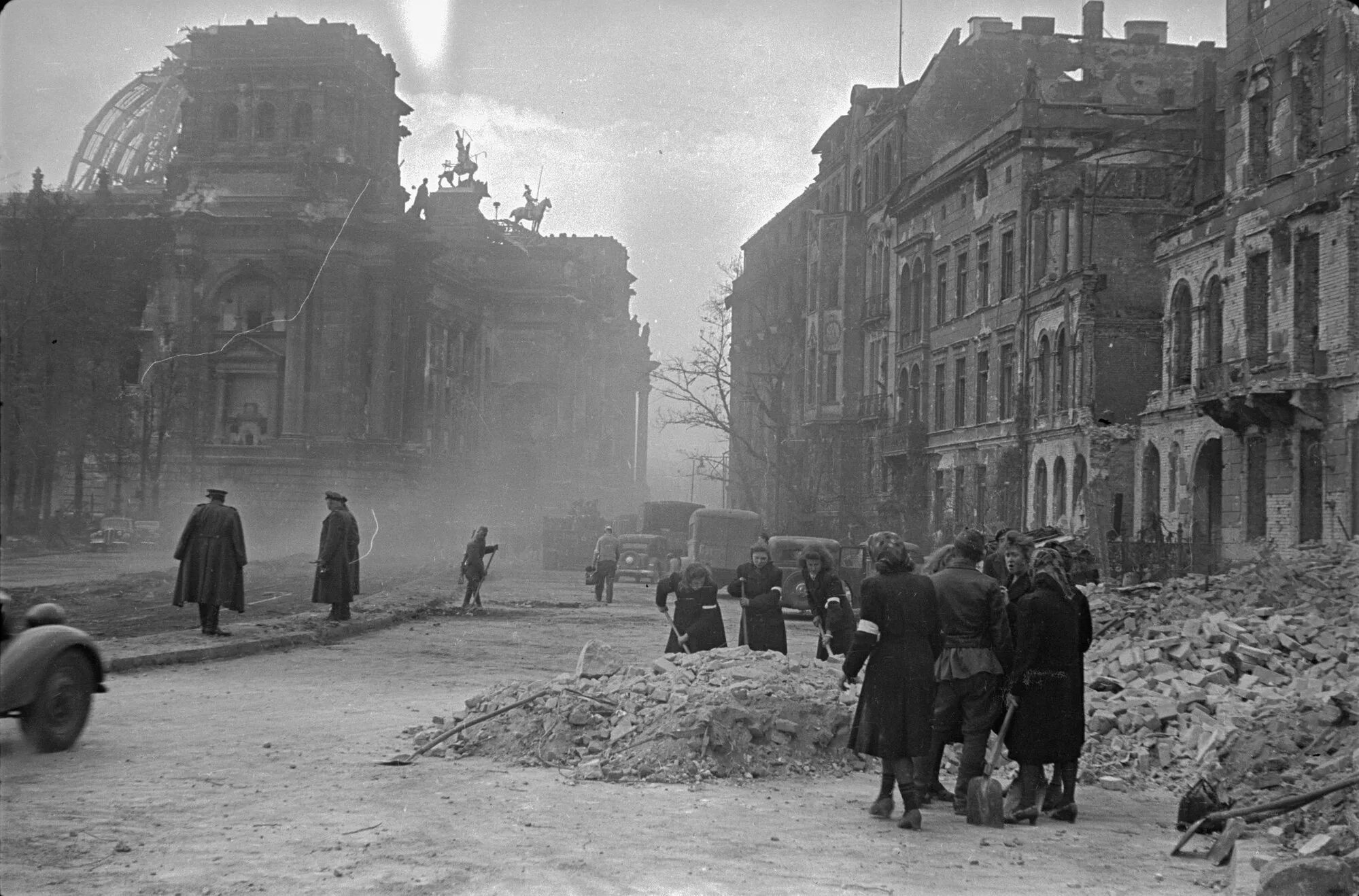 Берлин, май 1945. Руины Берлина 1945. Развалины Берлина май 1945. Сколько лет было в 1945