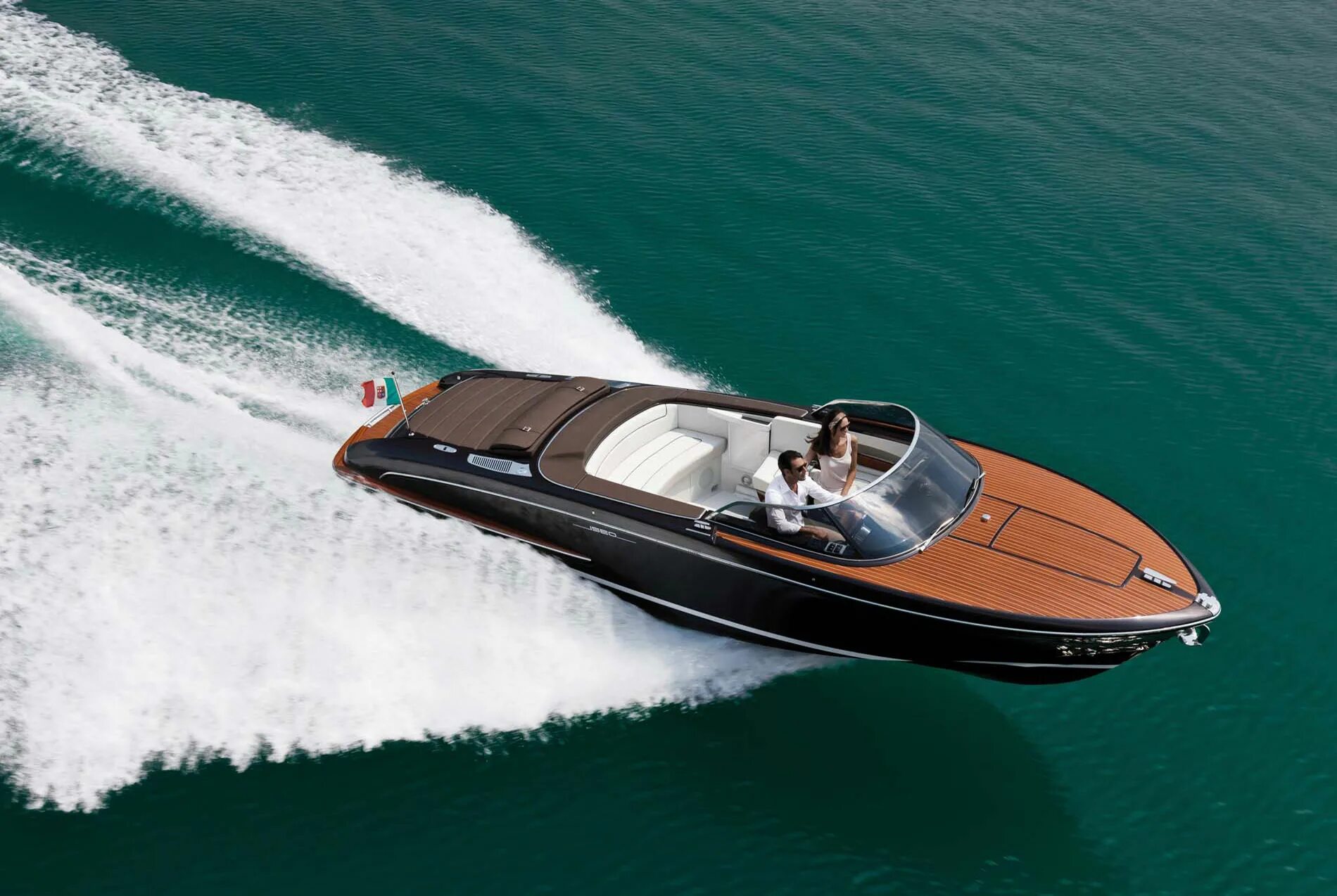 Моторная глиссирующая лодка ks-500. Лодка пластиковая с мотором. Речные лодки "river boats". Длинные моторные лодки. Водоизмещающая моторная яхта.