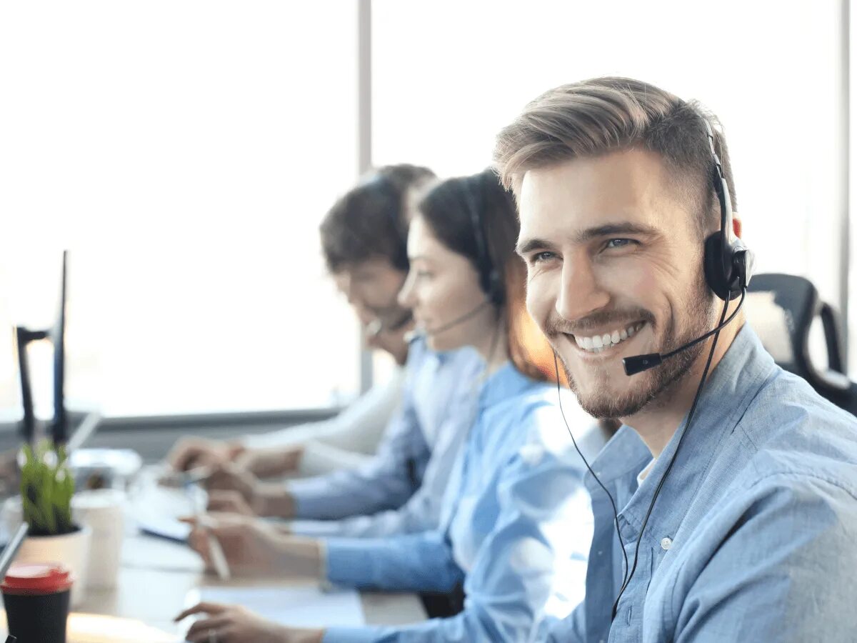 Работа оператором call центра. Менеджер колл центра. оператор колл центра мужчина. менеджер колл центра мужчина. портрет сотрудника.