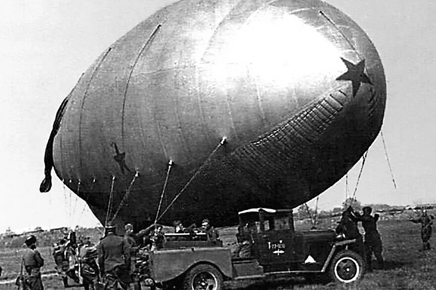 Для чего в ленинграде использовали аэростаты. Блокада ленинграда аэростаты заграждения. аэростат стратостат дирижабль. дирижабль в блокаду ленинграда. аэростаты в блокадном ленинграде.
