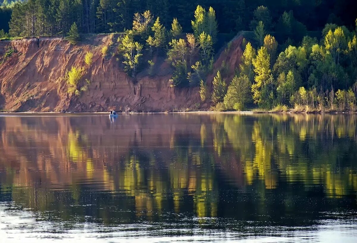 Река Кама в Удмуртии. Река Кама Пермского края в Перми. Берег реки Кама в Перми. Природа Пермского края Кама. Река кама является притоком реки