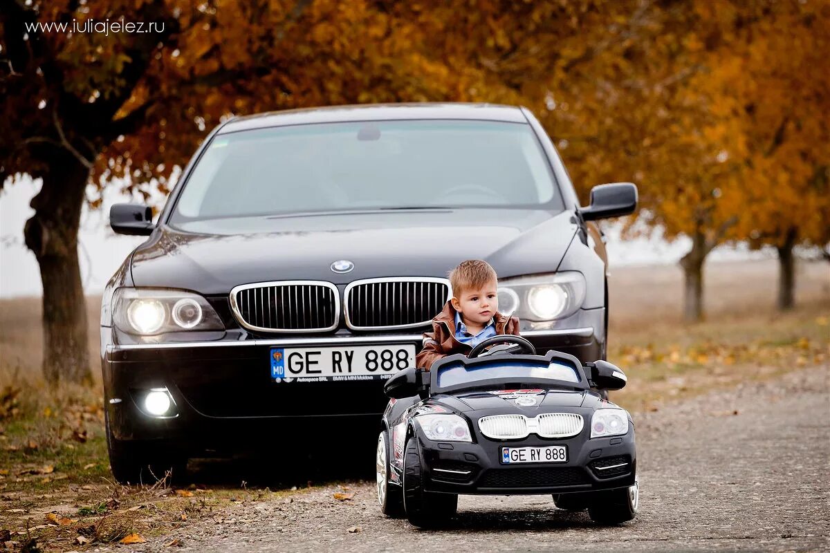 отцовская машина. найди папе машину. с днем отца с машиной. ребенок строит машину. настоящая машина для детей.