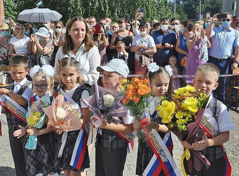 Погода в школьном белореченского. Администрация Белореченского района. Белореченский район поселок молодежный школа. 21 Первая школа Белореченский район. Администрация муниципального образования Белореченский район.