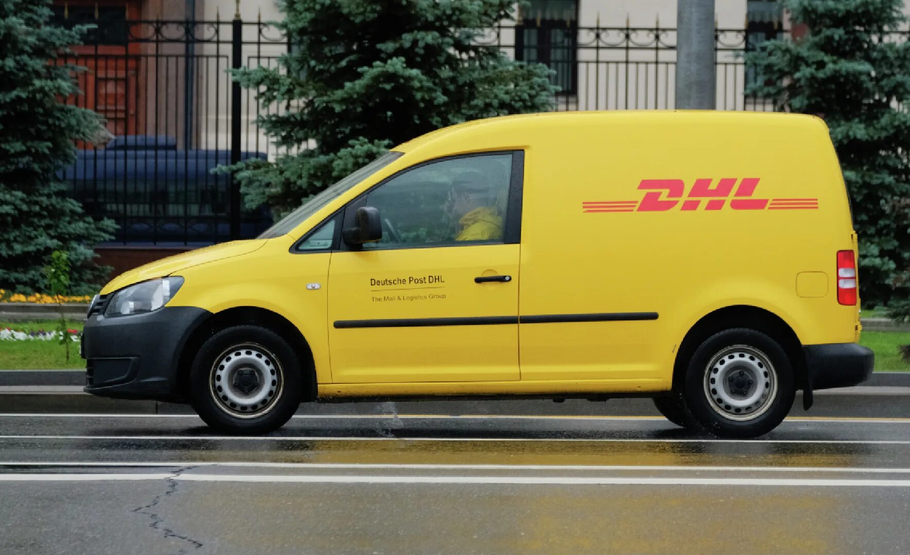 DHL Фольксваген Кадди. DHL машины. Курьер DHL. Машина доставки. Helion dhl 6