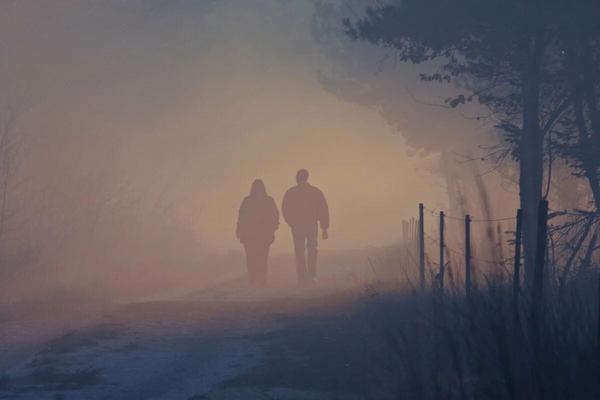 Рокочущий вдали. Парень в тумане. Парень с девушкой в тумане. Пара в тумане. Любовь в тумане.