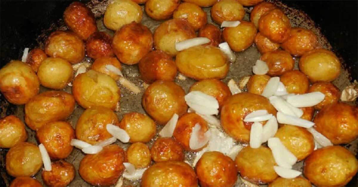 Пожарить мелкую молодую картошку на сковороде. Мелкая картошка обжаренная. жареная мелкая картошка. молодая картошка на сковороде целиком. молодая картошка обжаренная на сковороде.