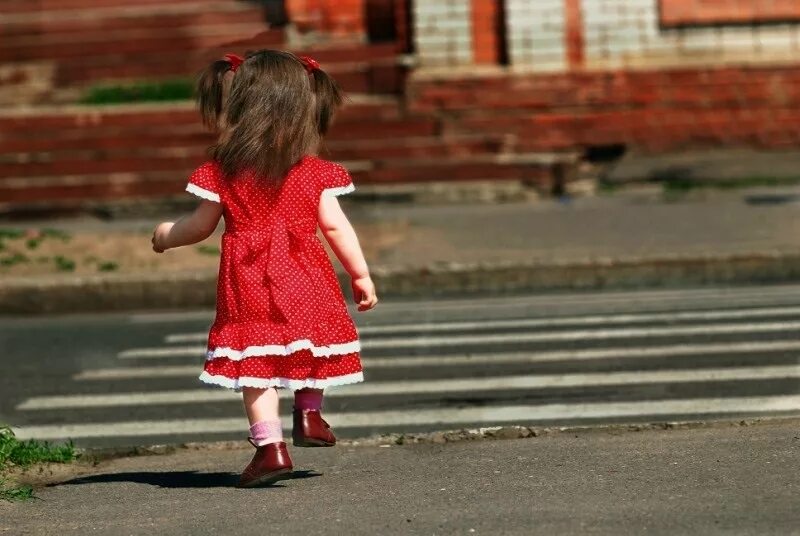 Маленькая девочка на улице. Маленьким девочкам под. 2 летняя девочка. маленькая сбитая девочка на дороге. картинка участие детей.