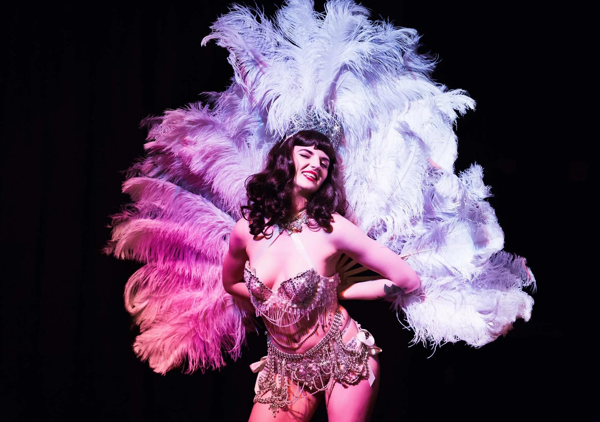 Бурлеск что это такое. Бурлеск танец. Burlesque танцовщица. Буря бури Бурлеск. Бурлеск Жанр танца.