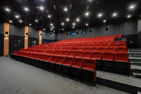 Большой зал кинотеатра октябрь