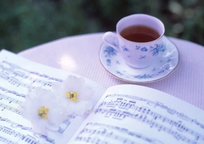 Песня с добрым утром пиши. Доброе утро с нотками. Нотки и чашка чая. Доброе утро с нотами. Открытка с добрым утром с нотами.