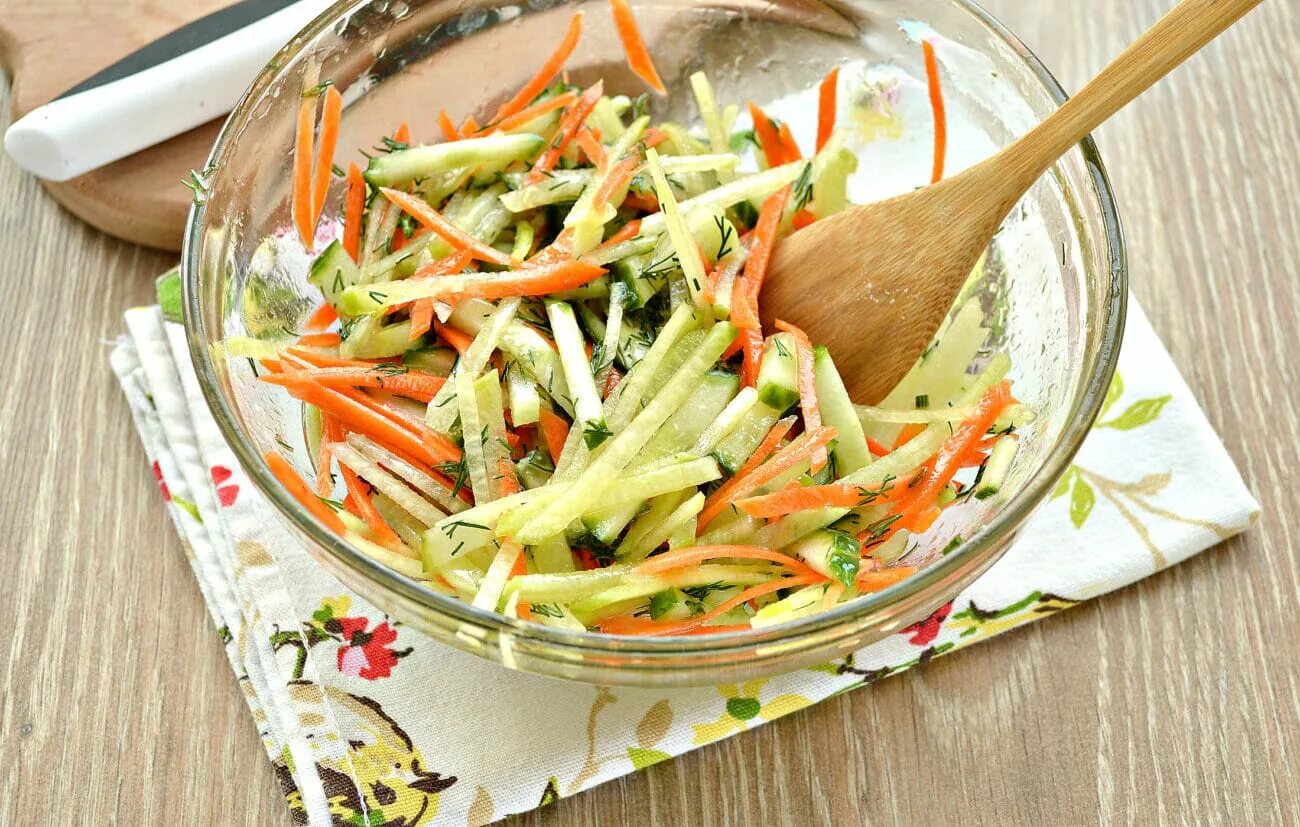 Капуста морковь сельдерей. Салат из редьки. Салат из редьки и моркови. Салат из зелёной редьки с морковью. Салат из редьки дайкон с морковью и сметаной.