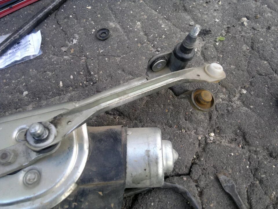 Как поменять тягу дворников. Как поменять тягу дворников. Втулка трапеции стеклоочистителя калина 1. Как поменять тягу дворников. Кулиса дворников газ 3110.