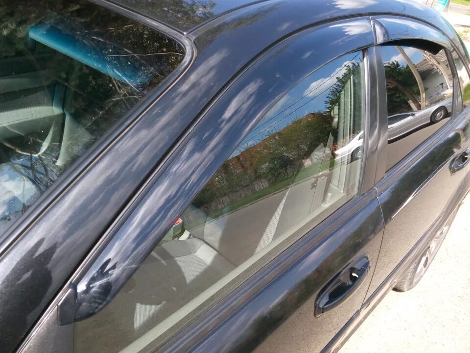 Дефлекторы лачетти. Ветровики на шевроле лачетти хэтчбек. Ветровики на шевроле лачетти седан. Дефлекторы шевроле лачетти хэтчбек. Шевроле лачетти хэтчбек с ветровиками.