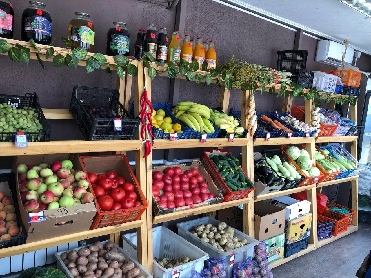 Овощной и фруктовый отдел. Овощи в магазине. Витрина магазина овощи фрукты. Помещение под овощи и фрукты. Под овощи помещения.