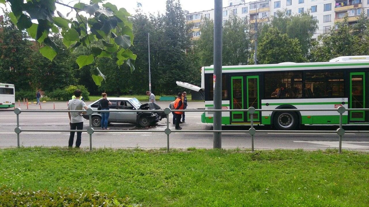 Изменения автобусов зеленоград. Автобусы Зеленоград. Общественный транспорт Зеленоград. Автобус 400. Зеленоград Центральный проспект.